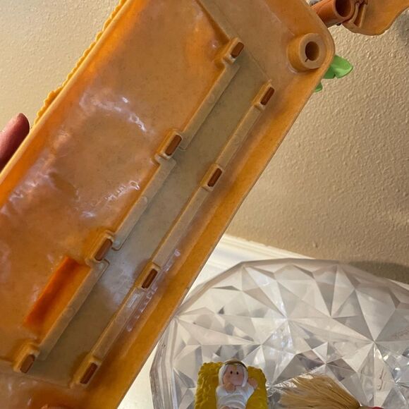 Fisher Price Nativity Musical House with Side Palm Trees and 2 Figures - Picture 12 of 12